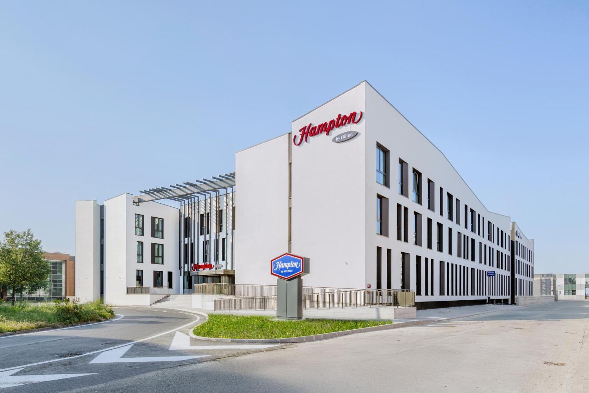 Hampton By Hilton Isola Nuova 3*